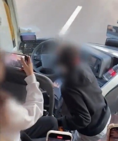 בכביש מהיר: נהג עוכב לאחר שנתן לתלמידים לאחוז בהגה | תיעוד