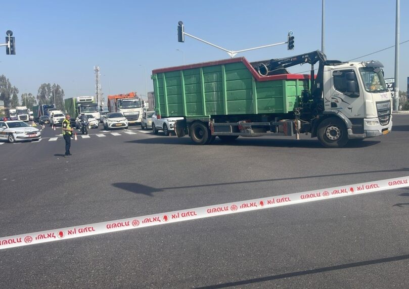 ממ"ד כבד נפל ממשאית למרכז הכביש - התנועה הופסקה לחלוטין