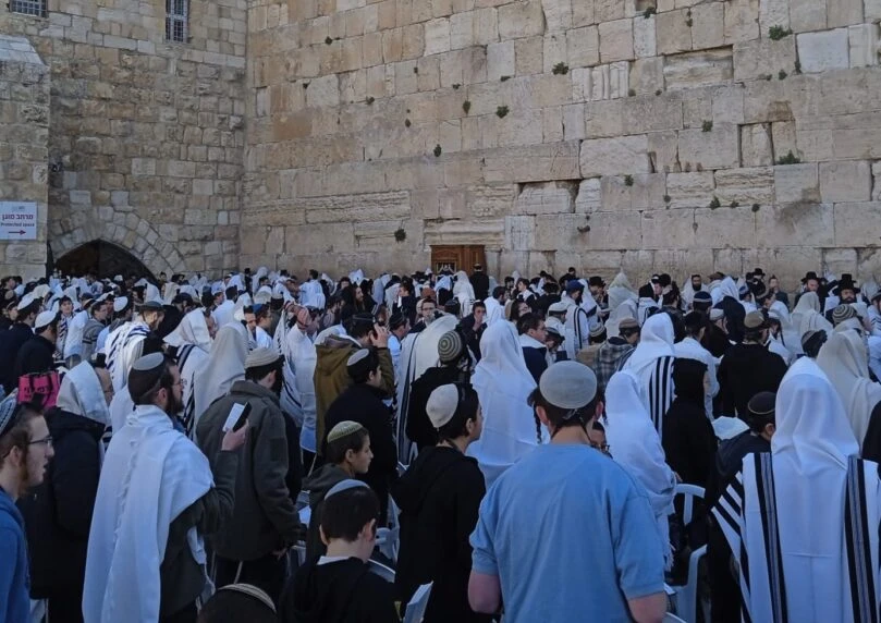 מרגש: המוני מתפללים רוקדים בתפילת ראש חודש בכותל | צפו