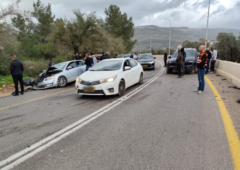 רכב התהפך לתעלה בכביש 12: גבר בן 35 נפצע קשה