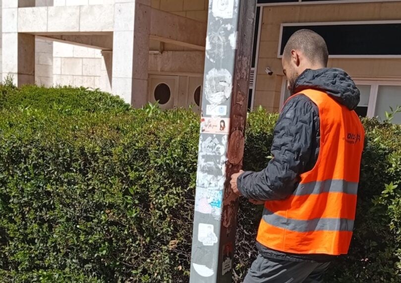 עובדי עיריית ת"א תועדו כשהם מסירים תמונות של נופלים מהמלחמה