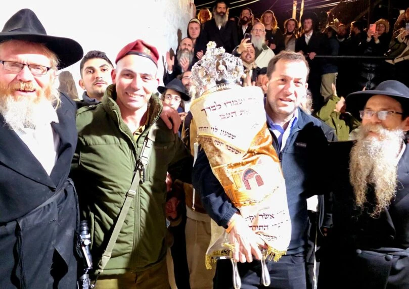 "עוד נחזיר עטרה ליושנה": ספר תורה הוכנס הלילה לקבר יוסף