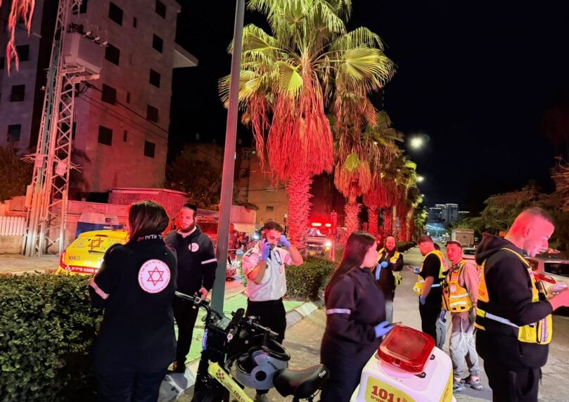 נתניה: 15 נפצעו בשריפה שפרצה בבניין מגורים, בהם 2 במצב אנוש