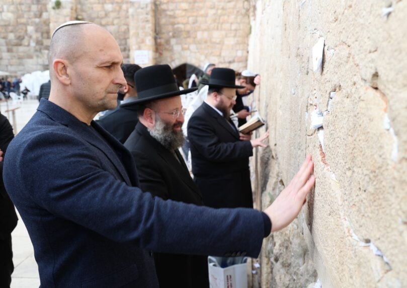 שר ההגנה של קרואטיה בביקור מרגש בכותל המערבי