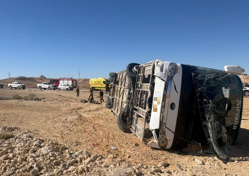 אוטובוס התהפך סמוך למצפה רמון: 22 חיילים נפצעו