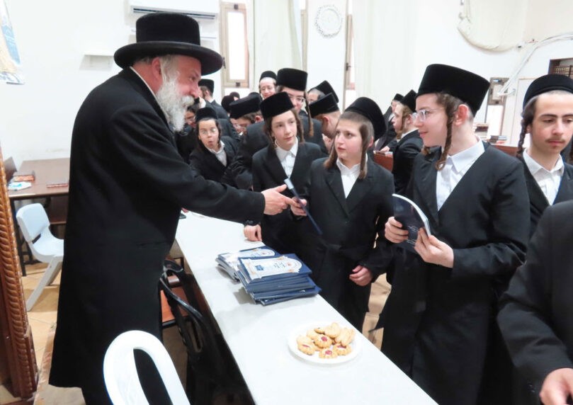 'לחיים' בישיבה החסידית לרגל הוצאת שיעורי ראש הישיבה
