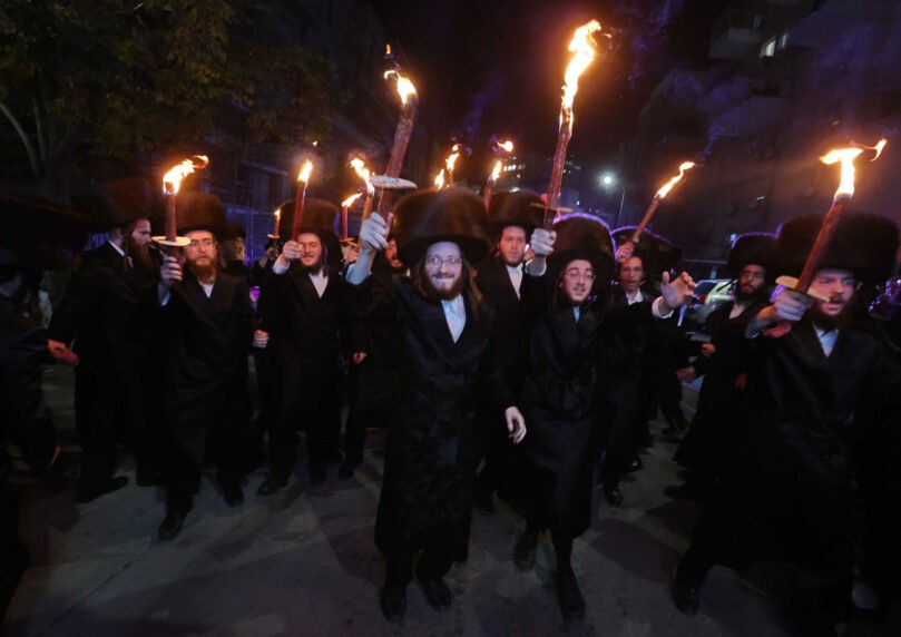 החסידים פיזזו עם לפידים בהכנסת ספר תורה