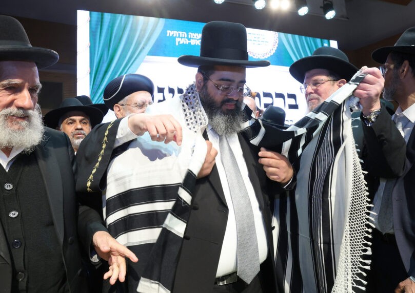 התעטף בטלית וחבש המבורג: רבה של ראש העין הוכתר