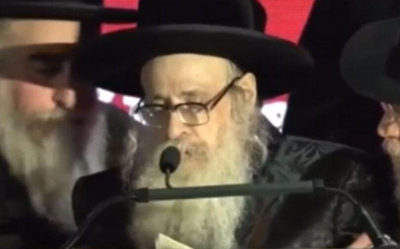 צפו: האדמו"ר התמוטט באמצע הנאום, חזר והתנצל