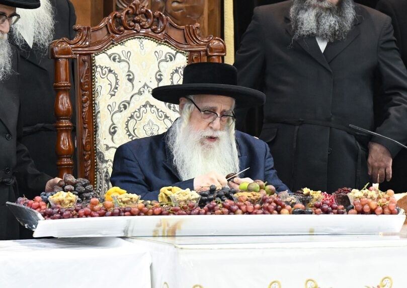 החסידים קיבלו את פניו של הרבי בטיש ט"ו בשבט