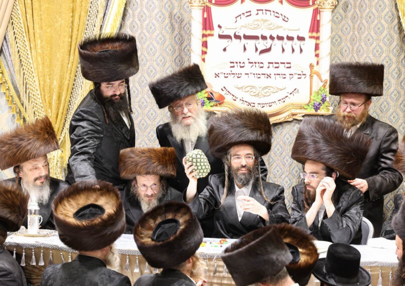 צפו: הרבי זרק אננס ותפוחים בטיש ט"ו בשבט