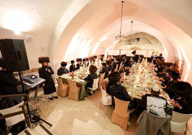 בטרעבישאן ערכו שבע ברכות יוקרתי לנגידי החסידות