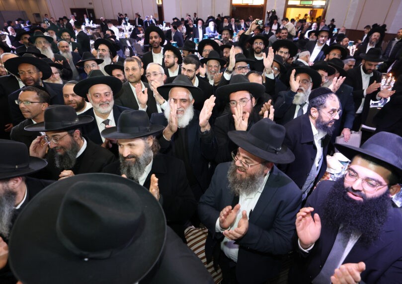 בקבוק יין וספר: ישיבת כף החיים ציינה יובל שנים