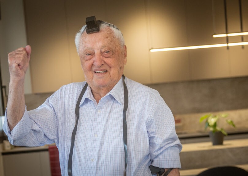 לראשונה בירושלים: ניצול השואה חגג יום הולדת עם תפילין