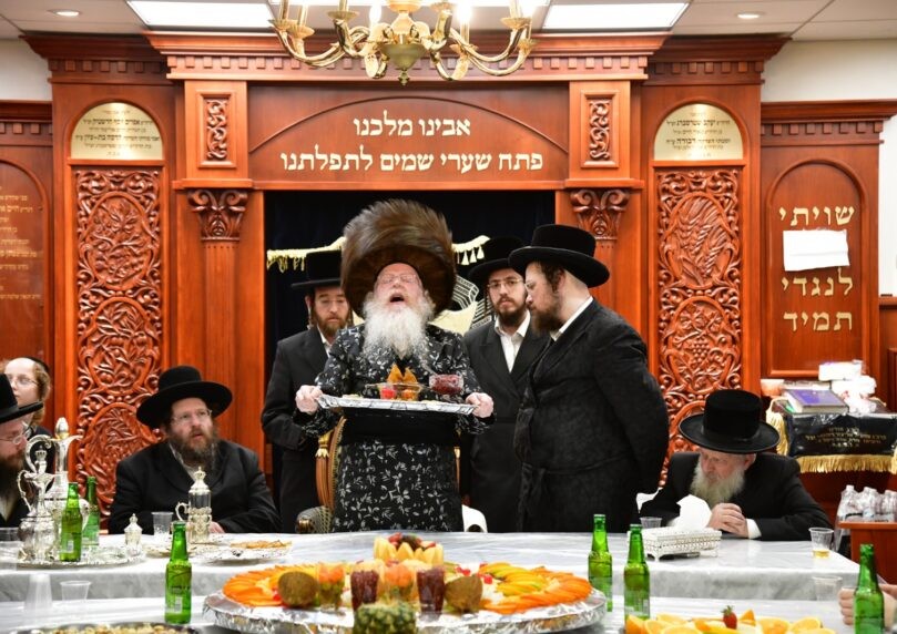 הרבי ברך שהחיינו בעמידה: ט"ו בשבט בקרעטשניף ק"ג
