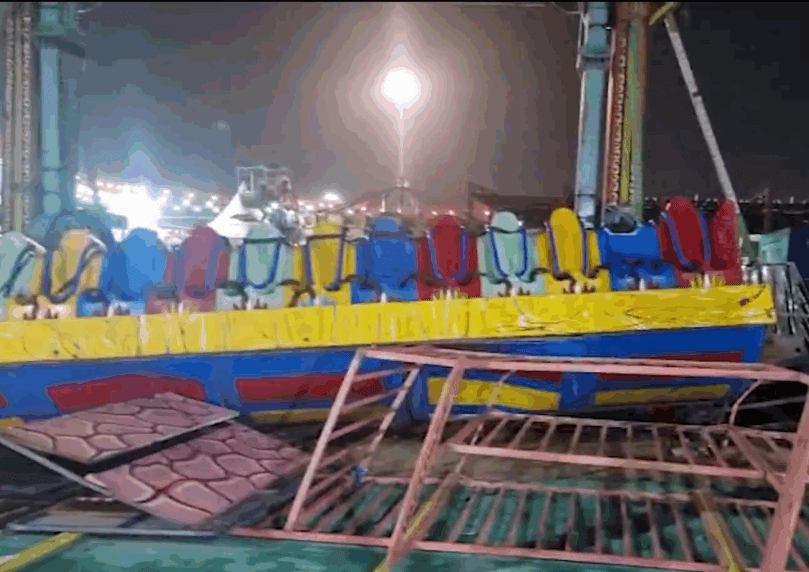 קשה לצפייה: נדנדה בפארק שעשועים בהודו קרסה - אדם נהרג