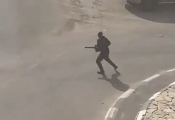 חבר מועצת ערערה בנגב תועד עם מסור חשמלי בקטטה באופקים