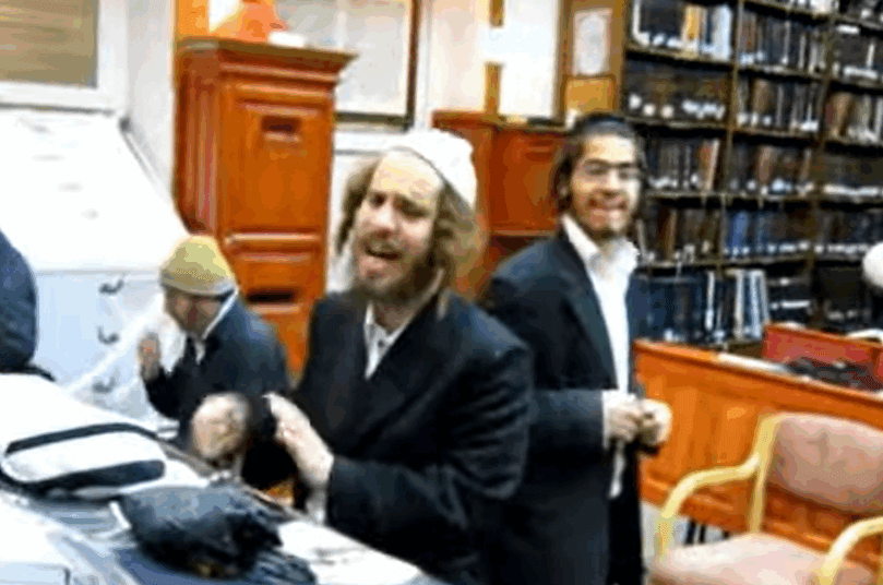 בתמימות ופשיטות: הרבי החדש בריקודים בציון הצדיק