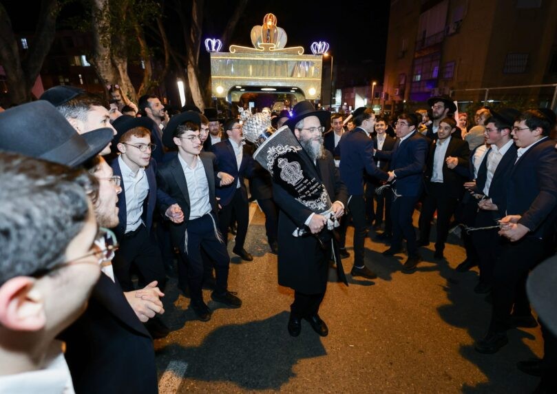 בקהילה הליטאית חגגו הכנסת ספר תורה ראשון