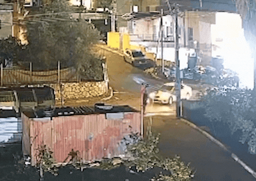סכסוך מבטים: דרס נער, נמלט ונתפס מסתתר במקלחת