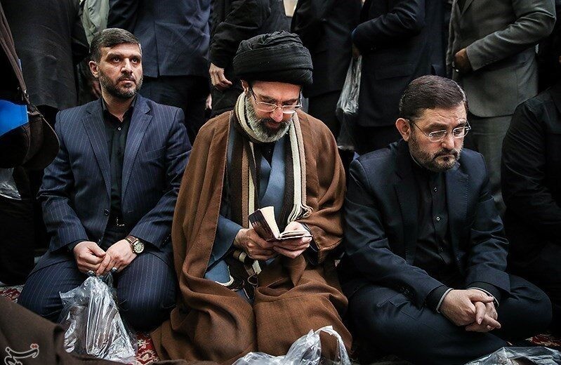 מוג'תבא פצוע ומנותק קשר - מי באמת מנהל את המלחמה? | דיווח
