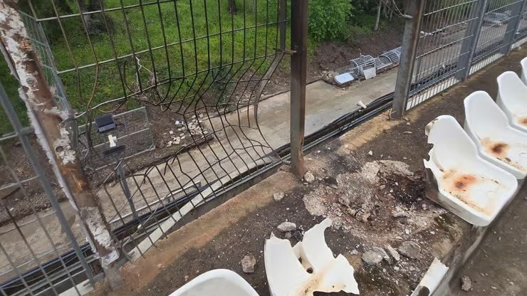 טיל שנורה על ידי חיזבאללה פגע באצטדיון בקריית שמונה | תיעוד