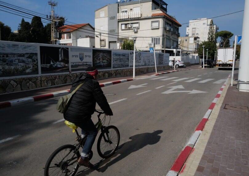 בין הרקטות לבתי הקפה בגעתון: נהריה מסרבת להוריד את הראש