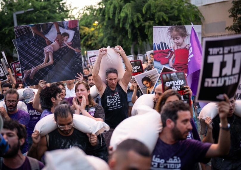 על חורבות בניינים שנפגעו מטילים: פעילי השמאל שנאבקים במלחמה