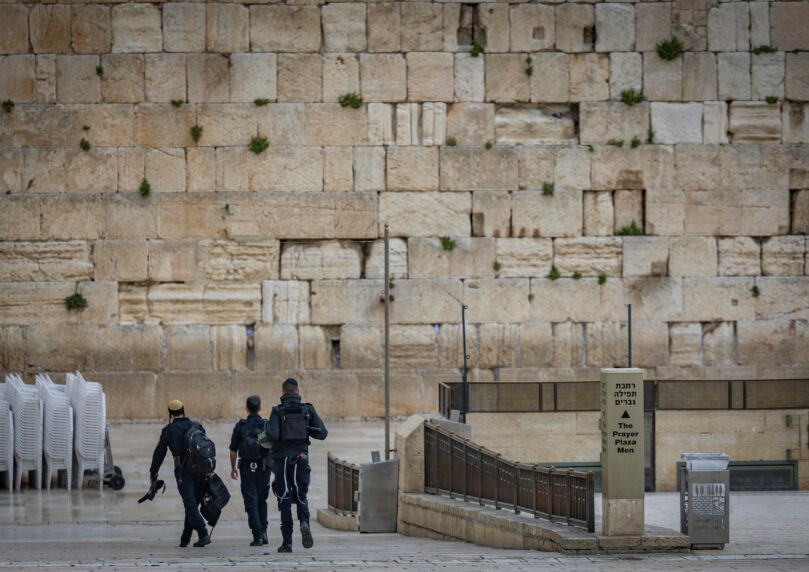 כשהקניונים פתוחים וחוף הים עמוס - למה דווקא הכותל סגור?