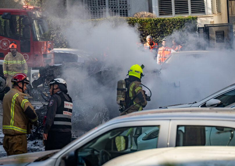 השיגור מאיראן: אישה בת 40 נפצעה בינוני מרסיסי ירוט בבני ברק