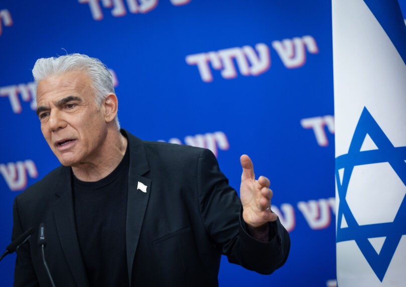 יאיר לפיד מאשים: הממשלה מנצלת את המלחמה לצרכים פוליטיים
