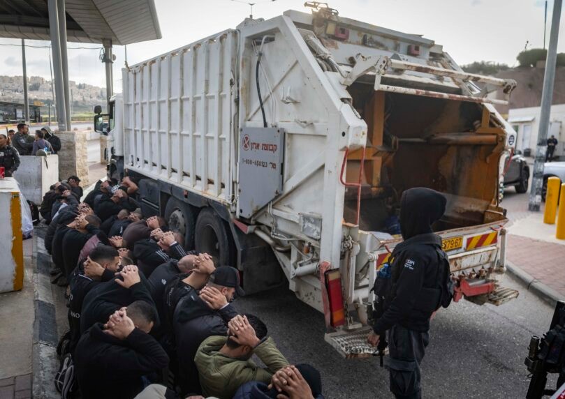 משהו שם מסריח: עשרות שב"חים נתפסו במשאית אשפה | תיעוד