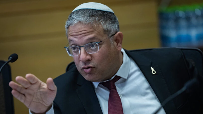 קצין במשטרה מאיים בהליך משפטי נגד בן גביר: "שיקול זר ופסול"