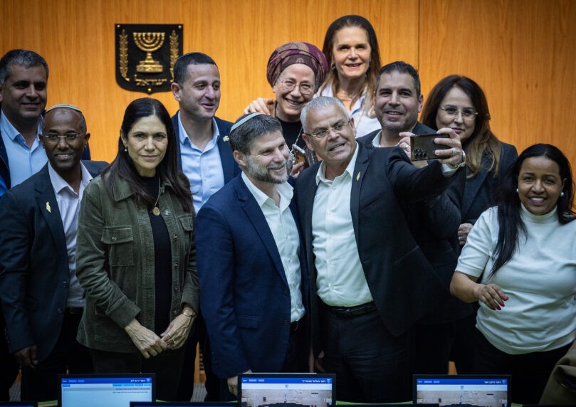 הקואליציה חוגגת את אישור התקציב, האופוזיציה זועמת: "גניבה"