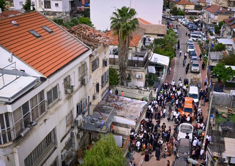 כדור של אש בחצר: צפו בתיעוד מרגעי הנפילה בבני ברק