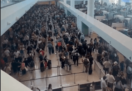 שעות של ייאוש: תיעודים מהטרמינלים גורמים לסערה בארה"ב | צפו