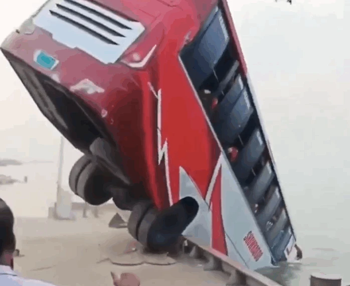 אסון בבנגלדש: אוטובוס נפל לנהר, לפחות 24 נהרגו | תיעוד קשה