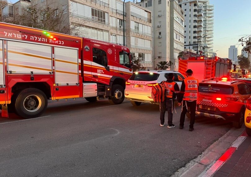 שריפה בנתניה: חמישה פצועים בהם אחד אנוש, חשש ללכודים במקום