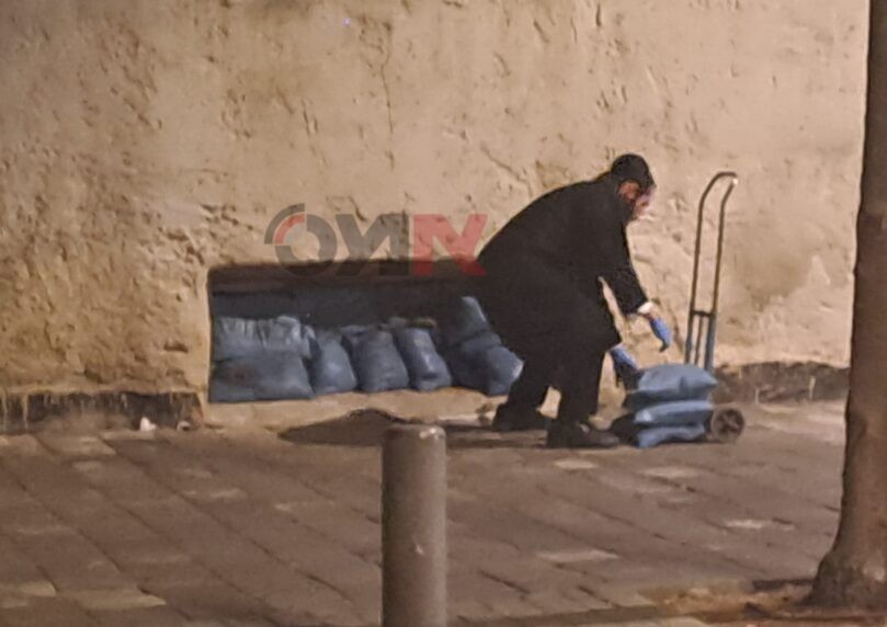 תיעוד: בחורי גור אוטמים את הישיבה בשקי חול תחת אש