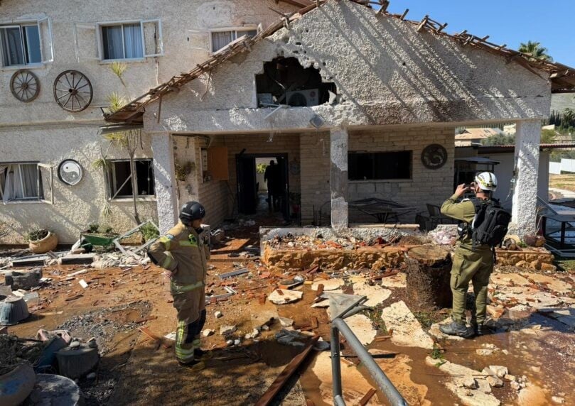 פגיעה ישירה במבנה בצפון בעקבות מטח טילים מלבנון
