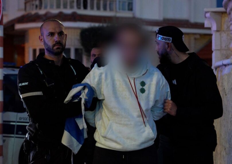 תושב לוד ריסס דגל אש"ף על חזית בניין העירייה ונעצר | תיעוד