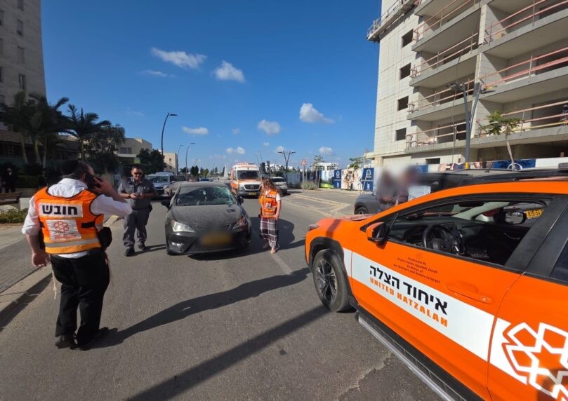 בדרך למרחב המוגן: בן 50 נפגע מרכב בזמן האזעקה - מצבו קשה