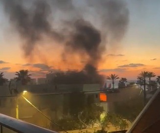 פגיעה ישירה בנהריה: 6 פצועים פונו לביה"ח עם סימני שאיפת עשן