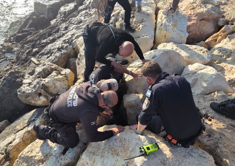 חילוץ דרמטי בחוף: בת 13 נלכדה בין סלעי שובר הגלים | תיעוד