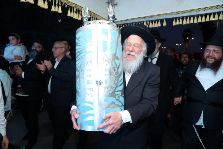 מעמד חוצה מגזרים: ספר התורה המיוחד שאיחד את כולם | צפו