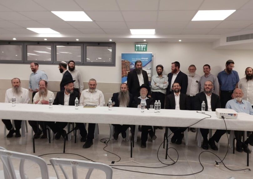 בכירי רבני הציונות הדתית במפגן תמיכה בחלוצי הגבעות והחוות