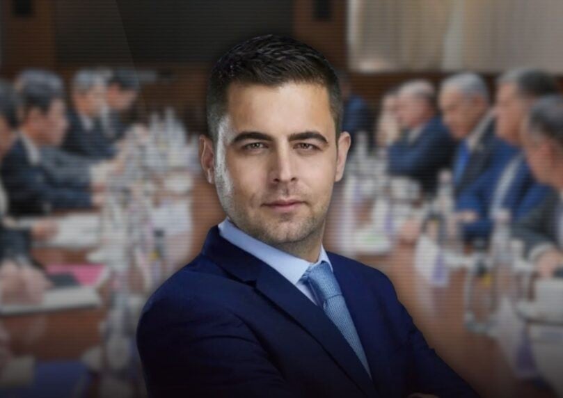 מזעזע: אמירות מכוערות וגזעניות של דובר רה"מ זיו אגמון