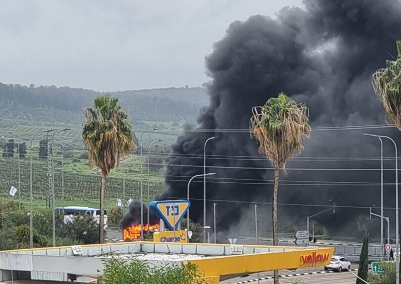 אוטובוס עלה באש בכניסה לבית שמש, כל הנוסעים חולצו ללא פגע