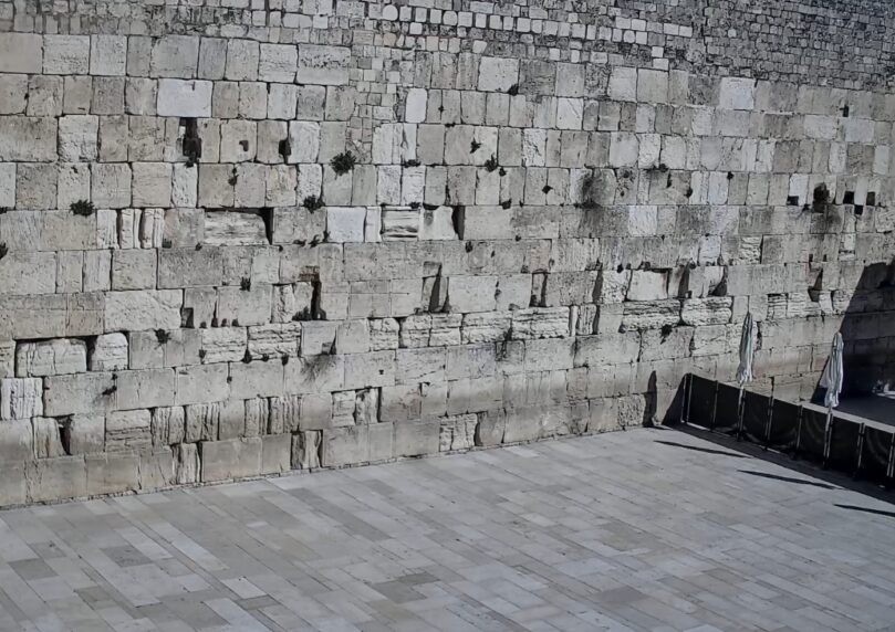 למרות ההנחיות: מתפללים באים לכותל ונותרים בחוץ