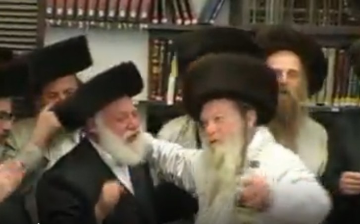 שמחת פורים נדירה: הרבי זצ''ל רוקד על השולחן
